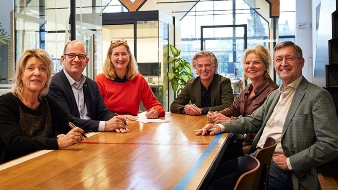 Bestuurders van de deelnemende organisaties ondertekenen de fusie van onderwijs en kinderopvang in Tilburg